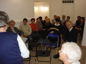 Publika na skupinskem literarnem večeru